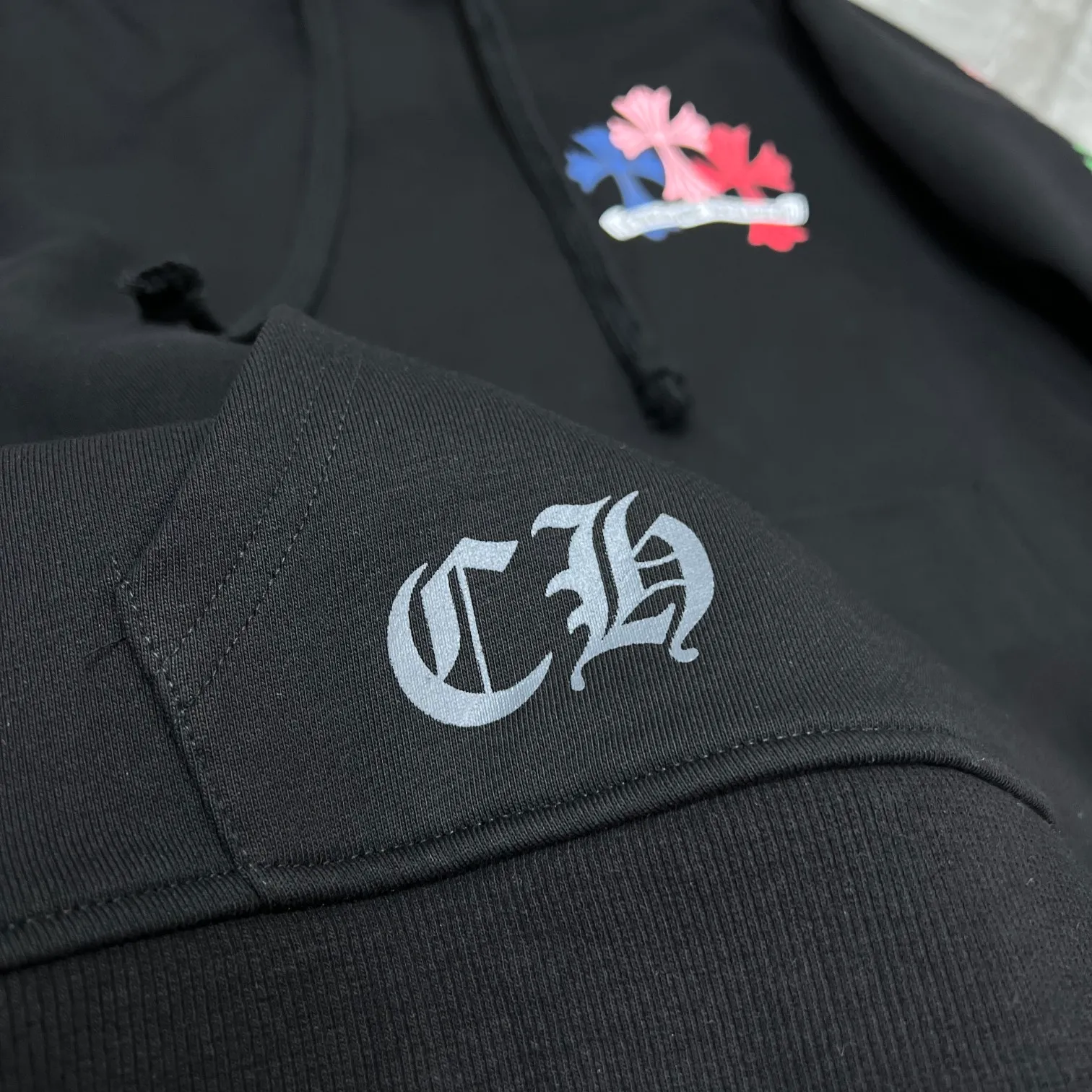 P260 Chrome Hearts Autumn and Winter 25ss counters are on sale simultaneously ❤️ Chrome classic scroll letter color cross group flower arm hooded sweatshirt Imported environmentally friendly glue printing and dyeing Improved customized version 1:1 high-gram weight high-quality fabric Recommended color: black white Size: S, M, L, XL